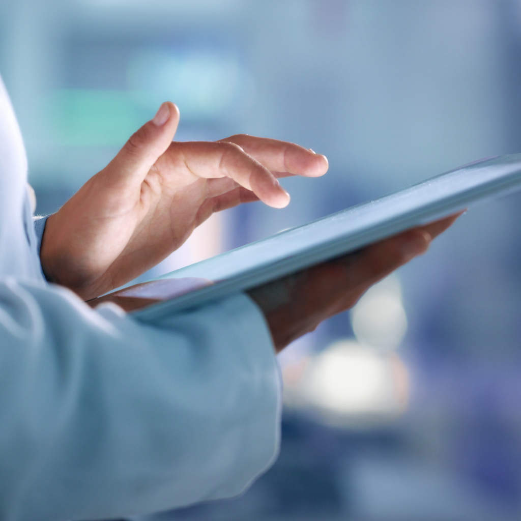 Un scientifique utilisant une tablette