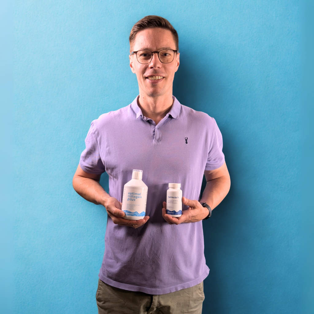 Portrait de Mel Colmant avec des produits Holystrom